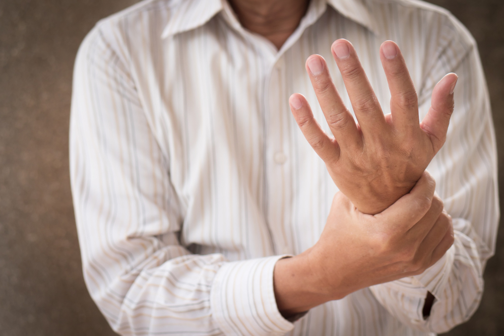 Amorțeala mâinilor: Când să te îngrijorezi și ce să faci
